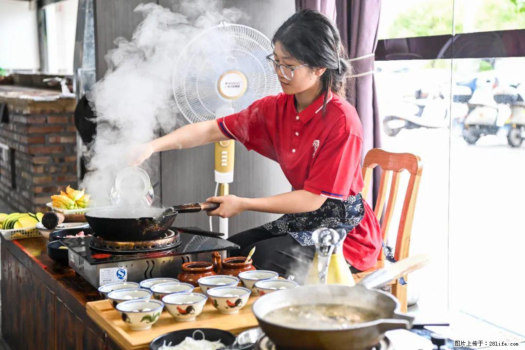全网追的“扁担女孩”，找了一份暑假工，时薪12元 - 铁岭生活资讯 - 铁岭28生活网 tl.28life.com